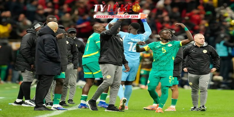 Các cầu thủ Senegal bỏ ra sân sau khi phải nhận phạt đền ở phút bù giờ